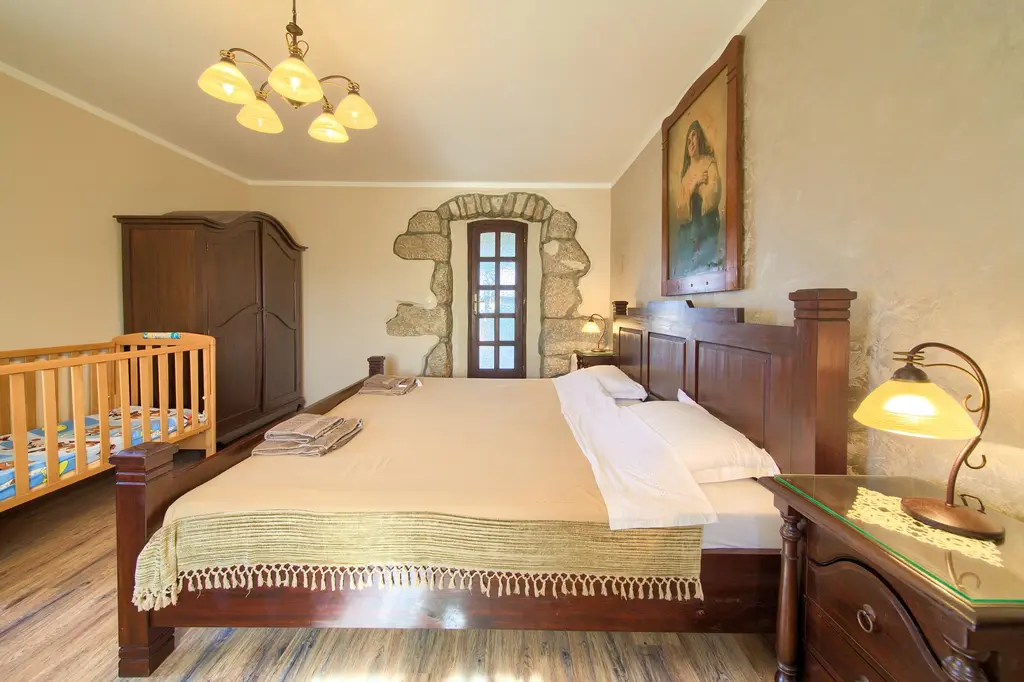 4-Bedroom Holiday House with Private Pool in Hlapa