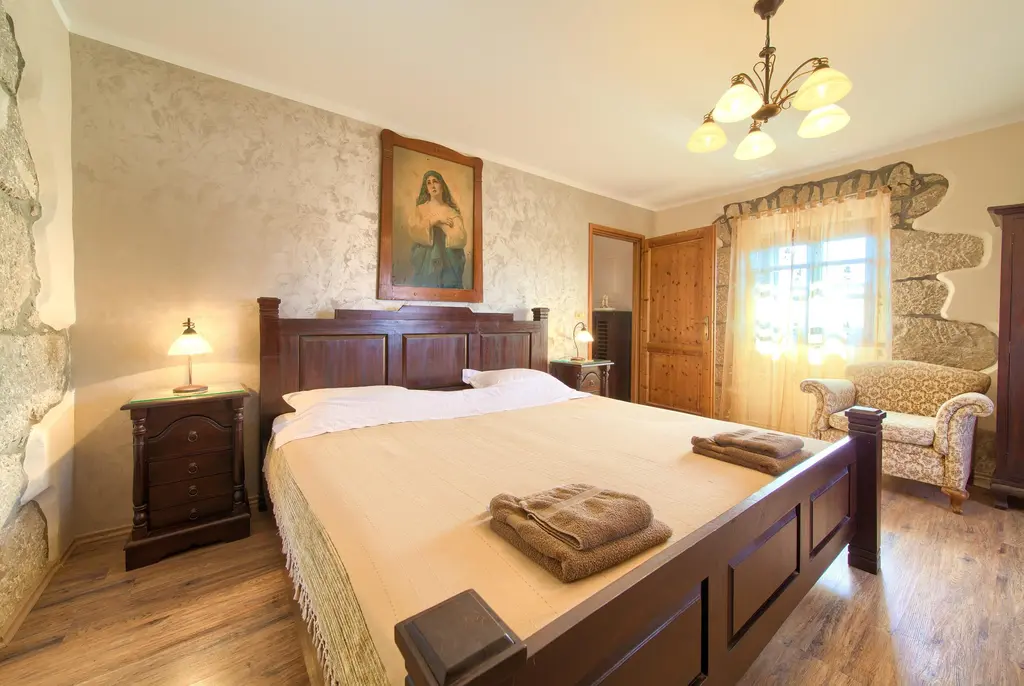 4-Bedroom Holiday House with Private Pool in Hlapa