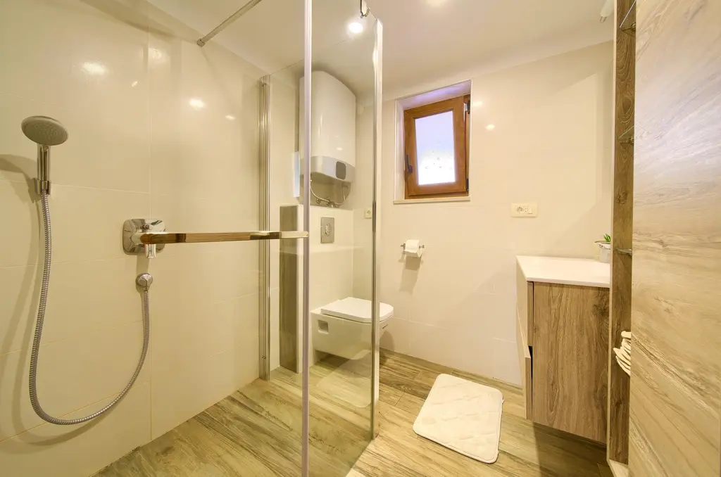 4-Bedroom Holiday House with Private Pool in Hlapa