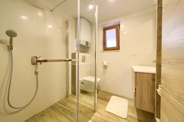 4-Bedroom Holiday House with Private Pool in Hlapa