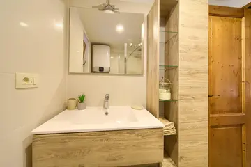 4-Bedroom Holiday House with Private Pool in Hlapa