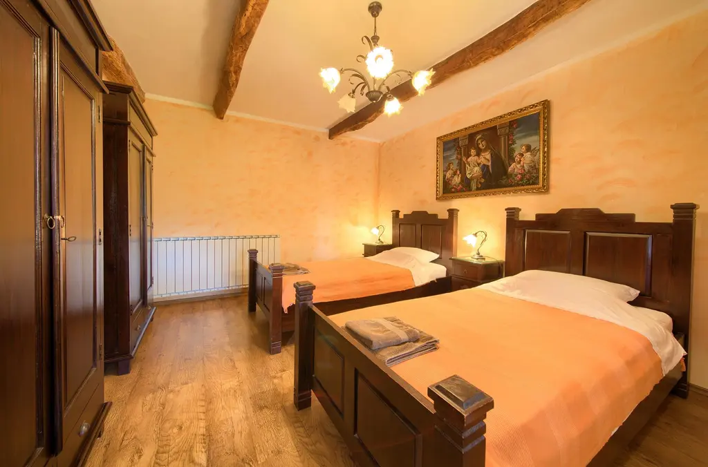 4-Bedroom Holiday House with Private Pool in Hlapa