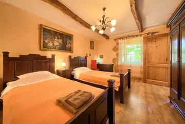 4-Bedroom Holiday House with Private Pool in Hlapa