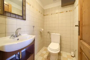 4-Bedroom Holiday House with Private Pool in Hlapa