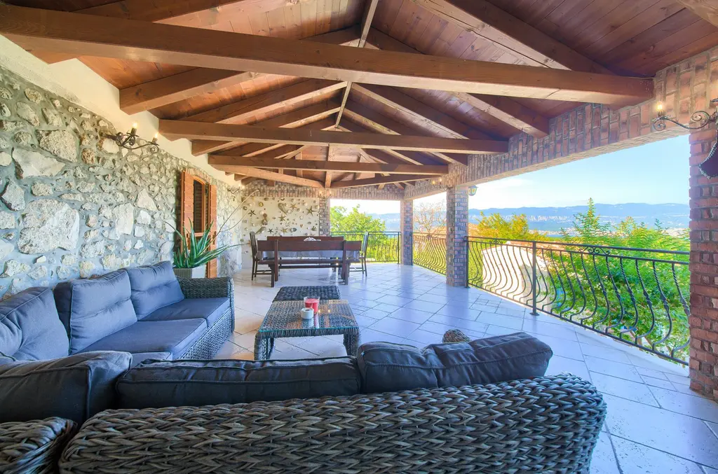 4-Bedroom Holiday House with Private Pool in Hlapa