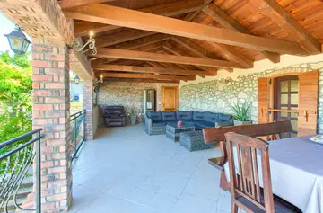 4-Bedroom Holiday House with Private Pool in Hlapa