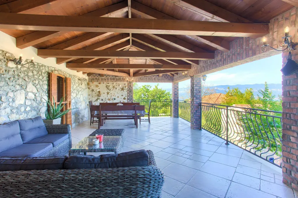 4-Bedroom Holiday House with Private Pool in Hlapa
