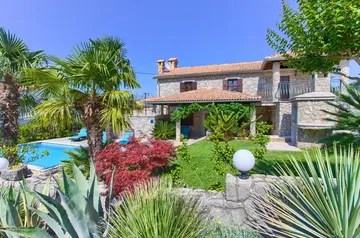 4-Bedroom Holiday House with Private Pool in Hlapa