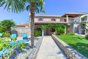 4-Bedroom Holiday House with Private Pool in Hlapa