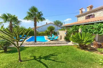 4-Bedroom Holiday House with Private Pool in Hlapa