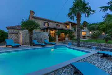 4-Bedroom Holiday House with Private Pool in Hlapa