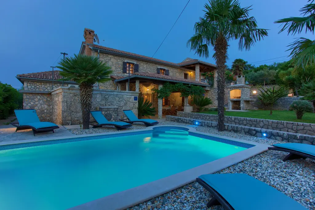 4-Bedroom Holiday House with Private Pool in Hlapa
