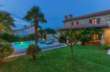 4-Bedroom Holiday House with Private Pool in Hlapa