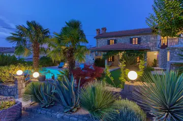 4-Bedroom Holiday House with Private Pool in Hlapa