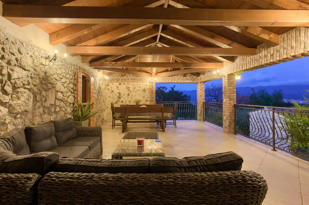 4-Bedroom Holiday House with Private Pool in Hlapa