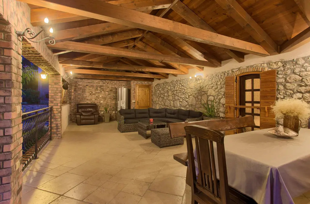 4-Bedroom Holiday House with Private Pool in Hlapa
