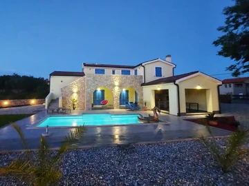 Kras 4-Bedroom House with Private Pool