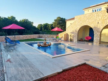 Kras 4-Bedroom House with Private Pool