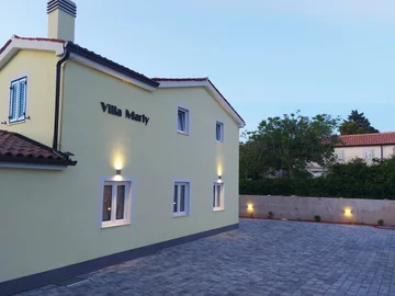 Kras 4-Bedroom House with Private Pool