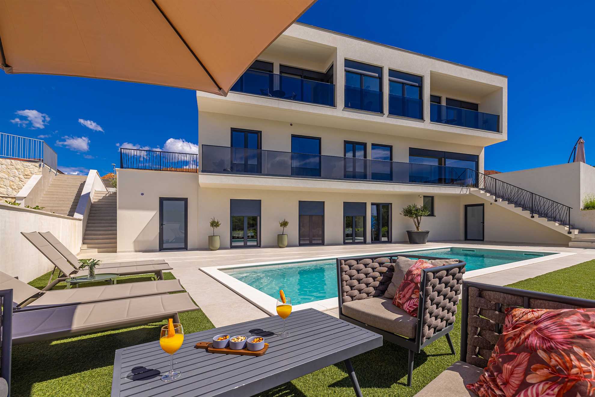 Luxury apartment LaRiv II with pool