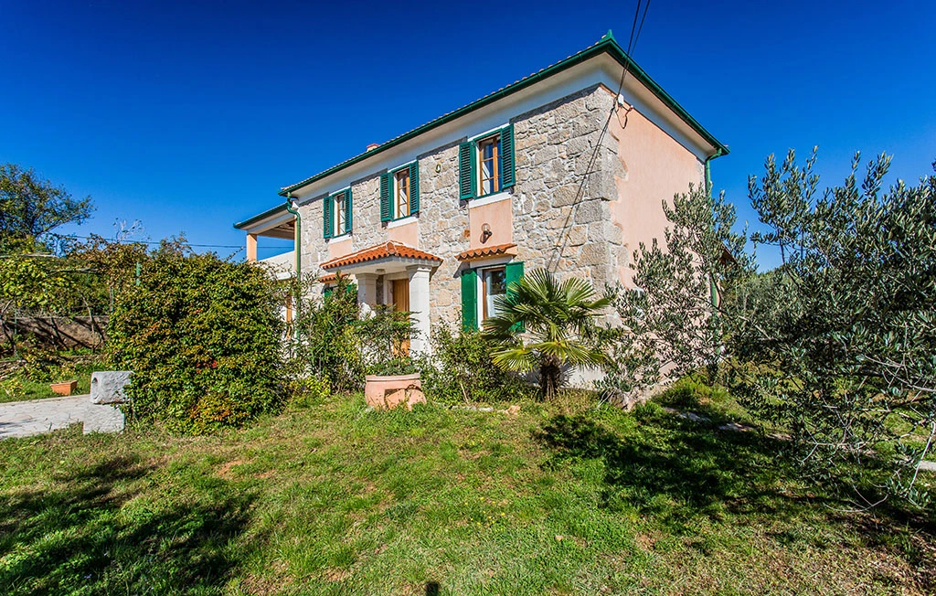 3-Bedroom House in Kras with Private Garden