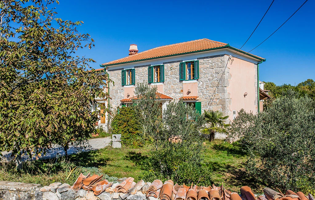 3-Bedroom House in Kras with Private Garden