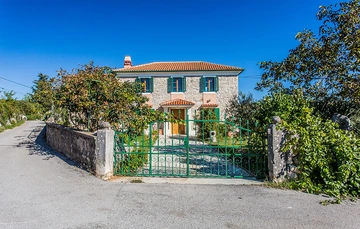 3-Bedroom House in Kras with Private Garden