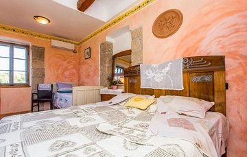 3-Bedroom House in Kras with Private Garden