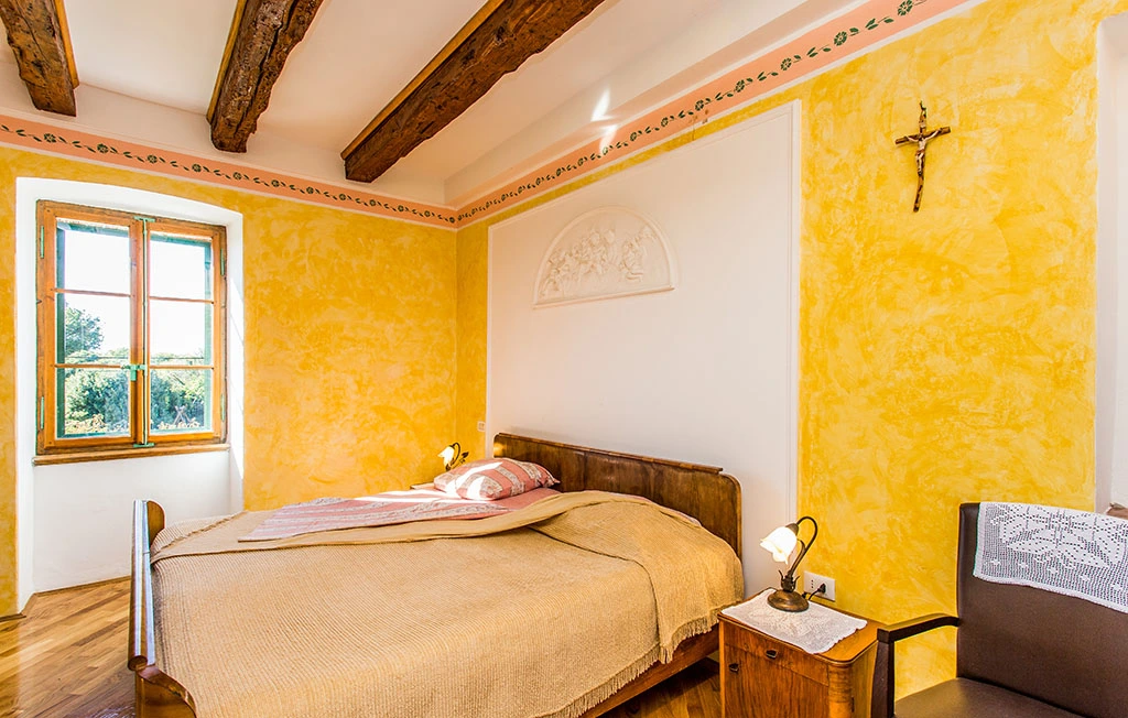 3-Bedroom House in Kras with Private Garden