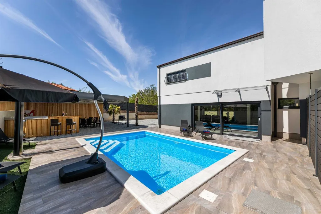 3-Bedroom House with Heated Pool in Hlapa