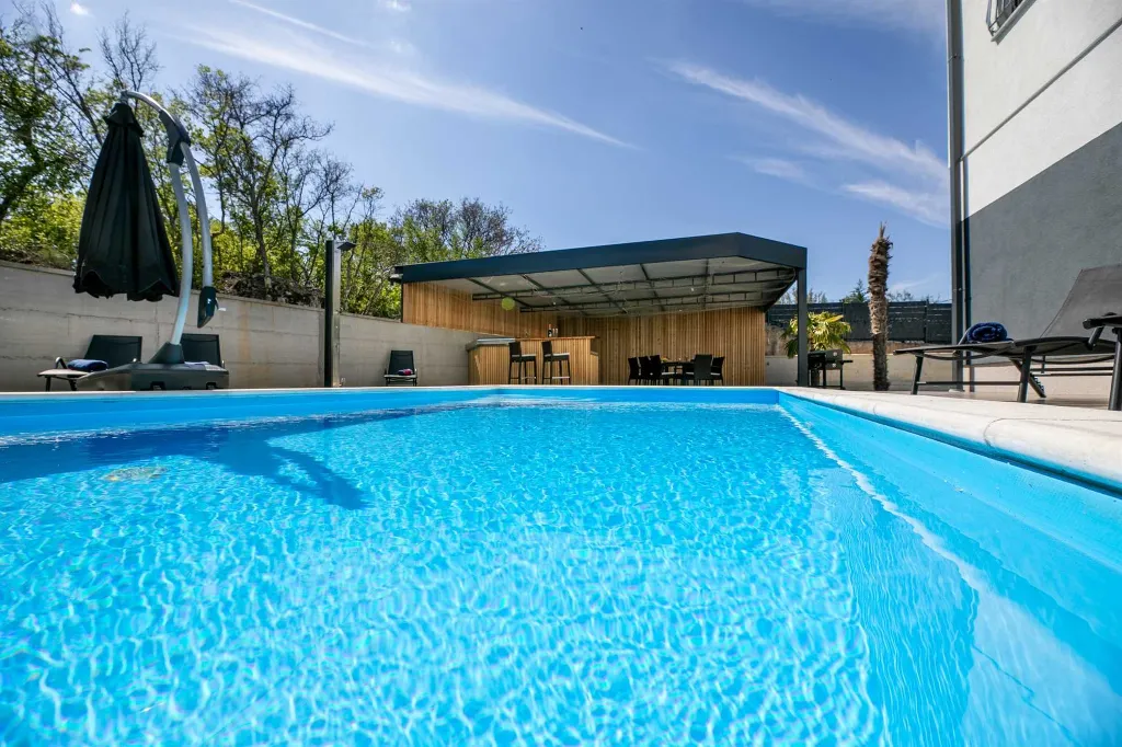 3-Bedroom House with Heated Pool in Hlapa