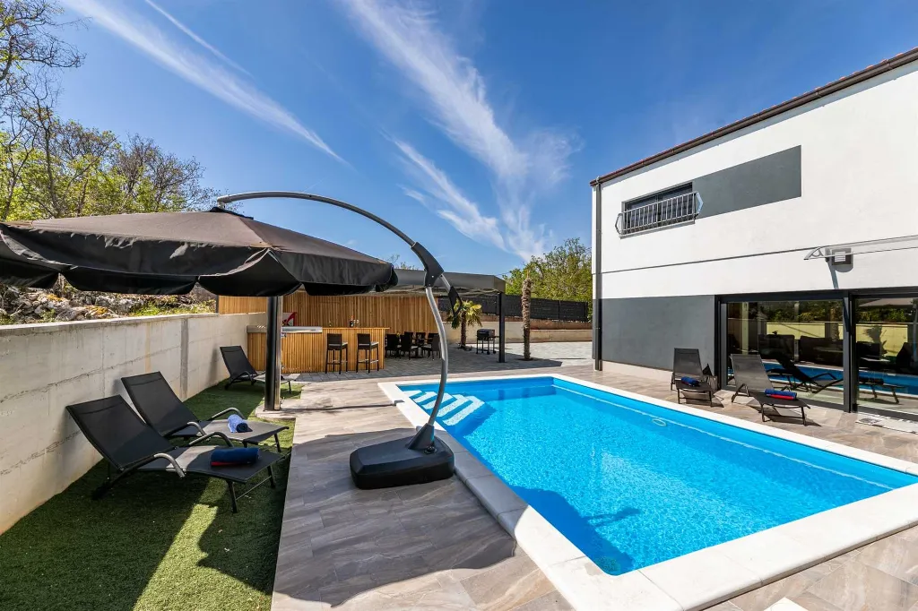 3-Bedroom House with Heated Pool in Hlapa