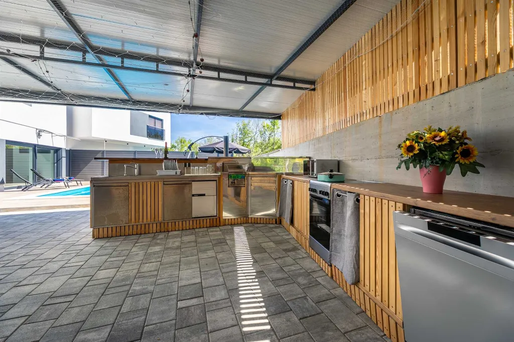 3-Bedroom House with Heated Pool in Hlapa