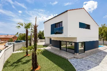 3-Bedroom House with Heated Pool in Hlapa