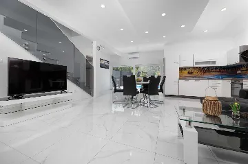 3-Bedroom House with Heated Pool in Hlapa