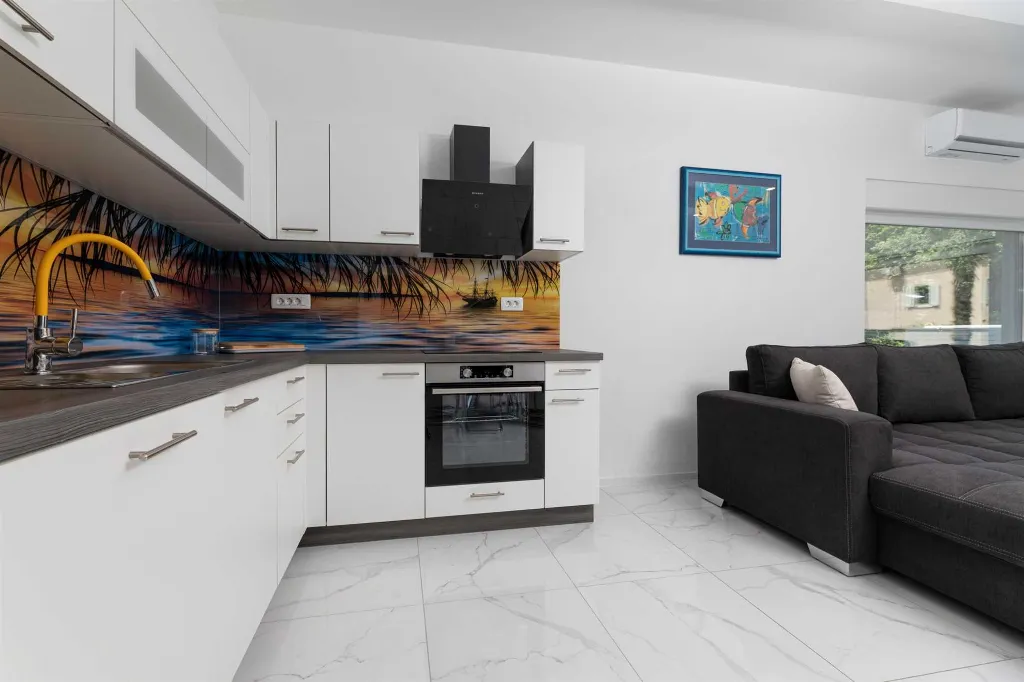 3-Bedroom House with Heated Pool in Hlapa