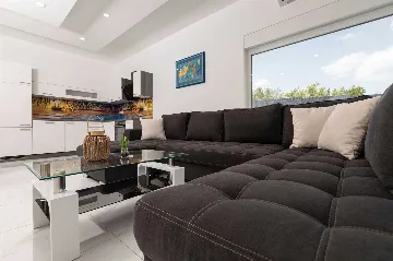 3-Bedroom House with Heated Pool in Hlapa