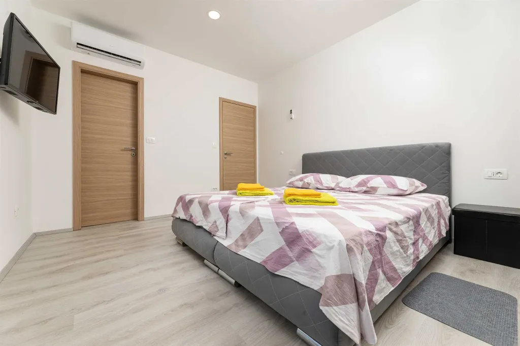 3-Bedroom House with Heated Pool in Hlapa