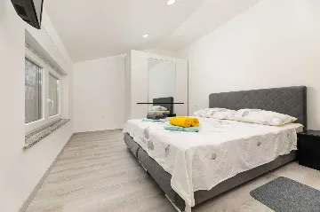 3-Bedroom House with Heated Pool in Hlapa