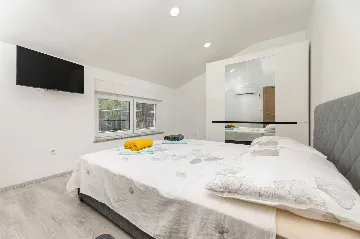 3-Bedroom House with Heated Pool in Hlapa