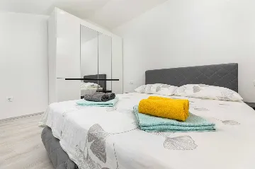 3-Bedroom House with Heated Pool in Hlapa