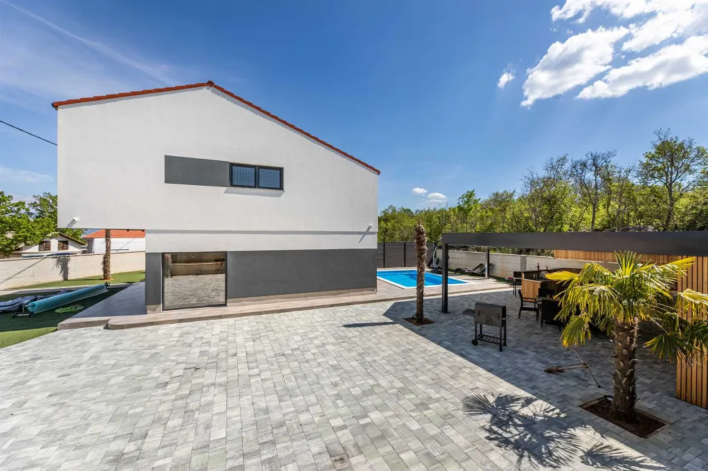 3-Bedroom House with Heated Pool in Hlapa