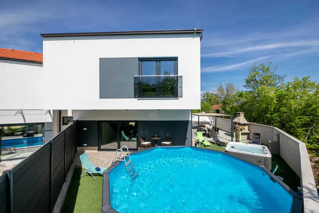 3-Bedroom House with Private Pool & Jacuzzi in Hlapa