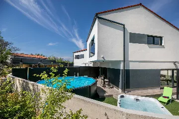 3-Bedroom House with Private Pool & Jacuzzi in Hlapa