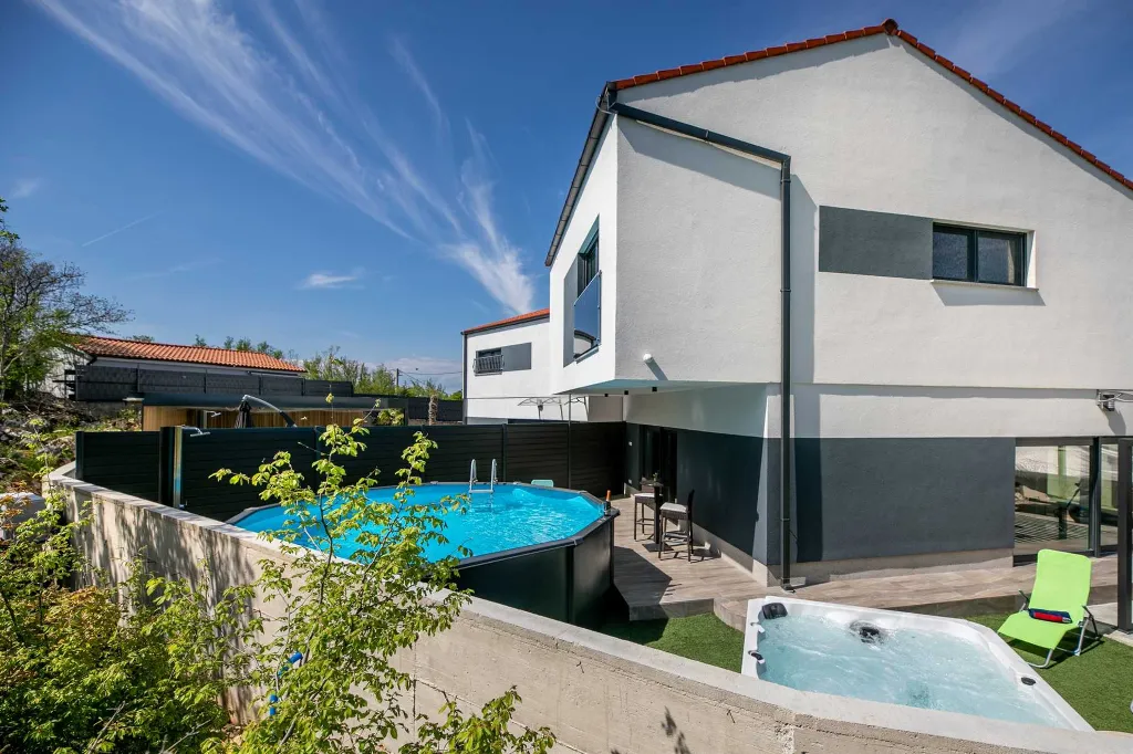 3-Bedroom House with Private Pool & Jacuzzi in Hlapa