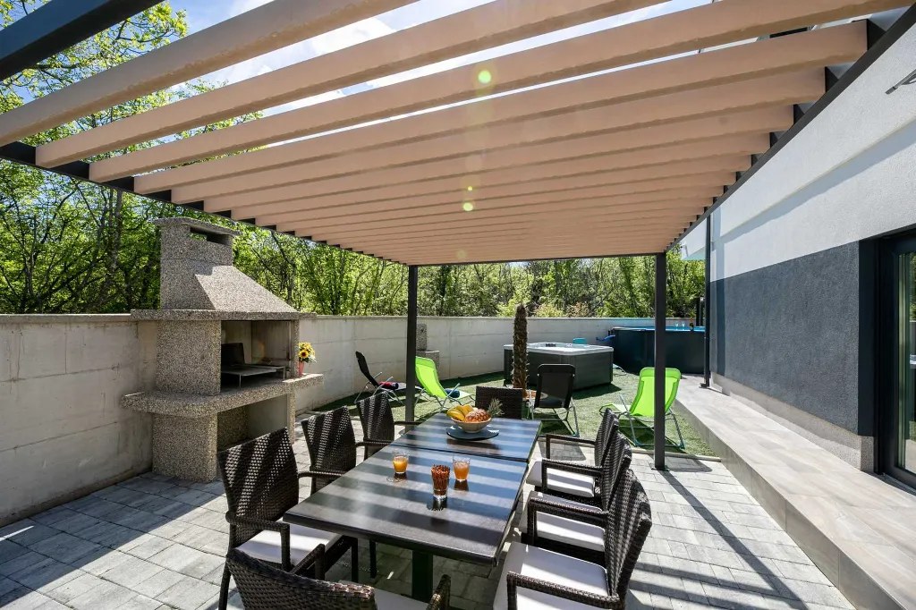 3-Bedroom House with Private Pool & Jacuzzi in Hlapa