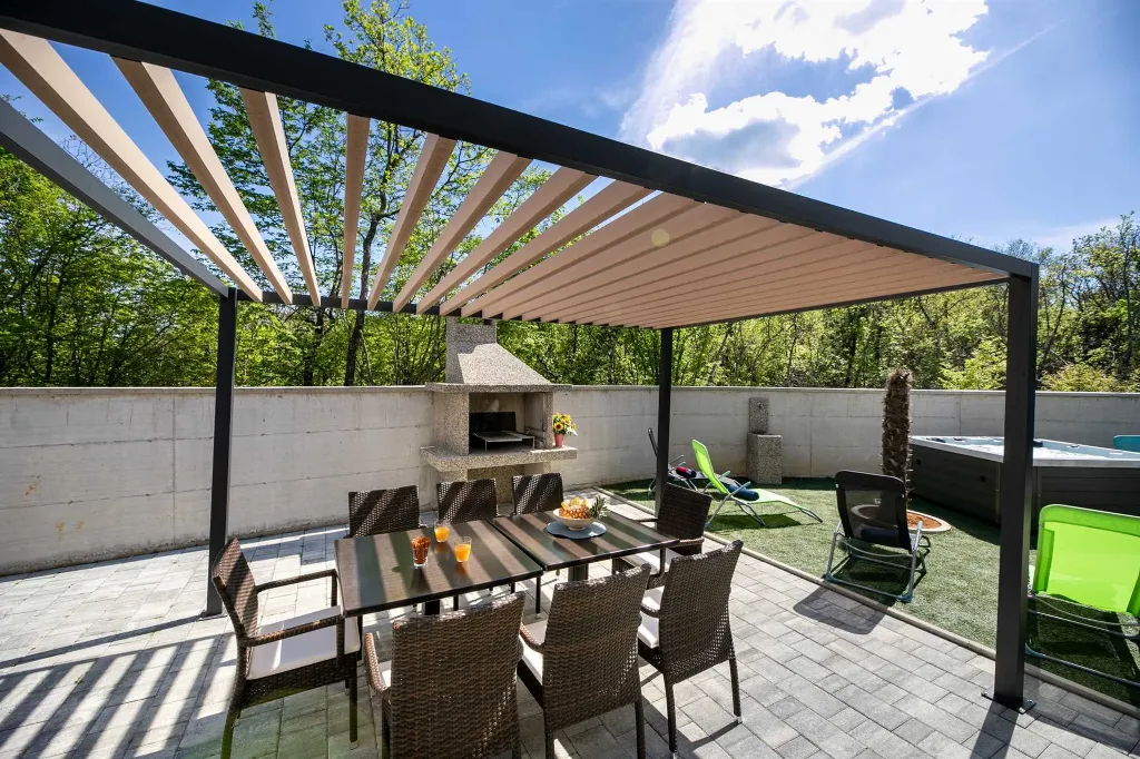 3-Bedroom House with Private Pool & Jacuzzi in Hlapa