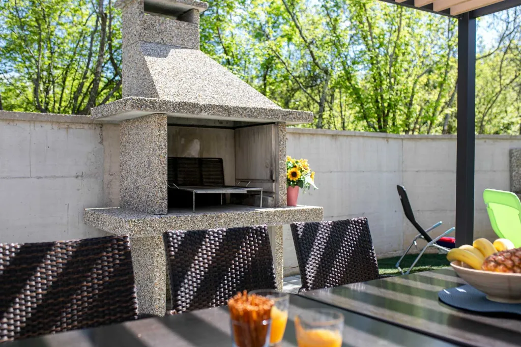 3-Bedroom House with Private Pool & Jacuzzi in Hlapa