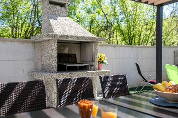 3-Bedroom House with Private Pool & Jacuzzi in Hlapa