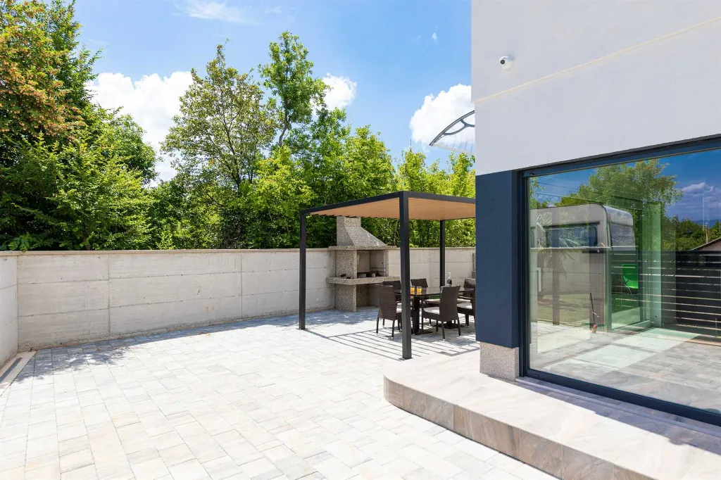 3-Bedroom House with Private Pool & Jacuzzi in Hlapa